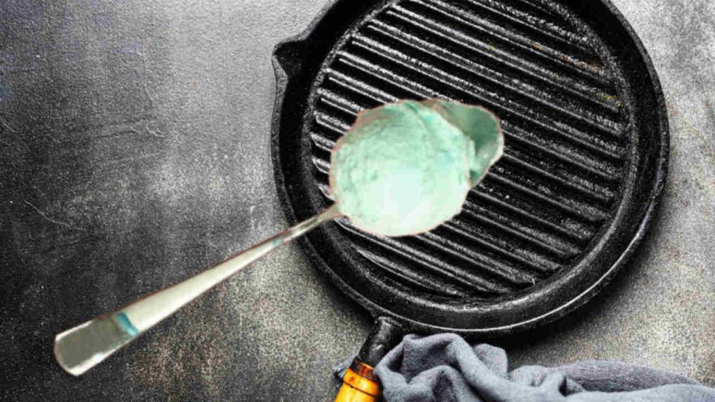 “Metti un cucchiaino da gelato e aspetta” | Padelle incrostate, il trucco giapponese per pulirle in 12 secondi
