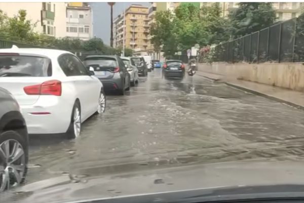 Piogge forti a Palermo, tombini saltati e sottopassi allagati