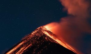 Etna, esplosione alla Voragine nella notte: attività stromboliana e nube di cenere