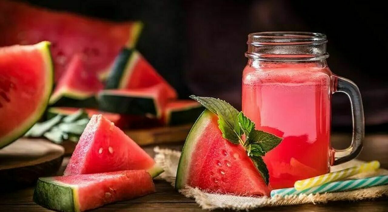 Idratazione e Nutrienti: Quanta Acqua Bere e Scegliere tra Frutta e Verdura