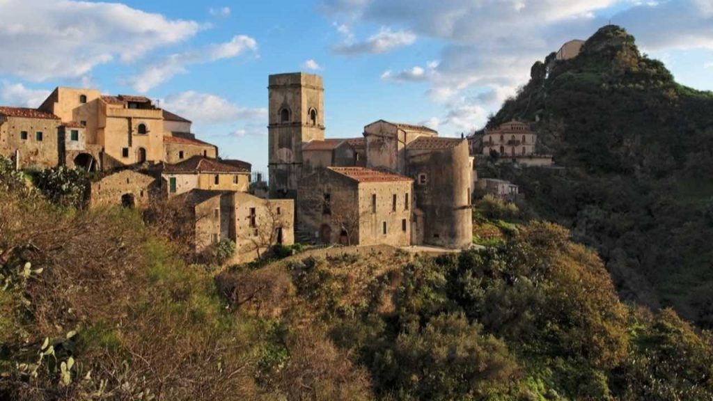 Questo è il borgo più particolare d’Italia, sembra l’Egitto ma è a pochi passi da Messina | Arrivano da ogni dove per visitarlo