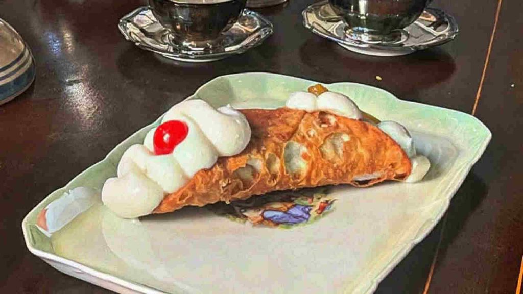 Il cannolo migliore lo mangiate solo qui, tutti gli altri sono timide imitazioni: l’originale e gustosissimo è solo questo