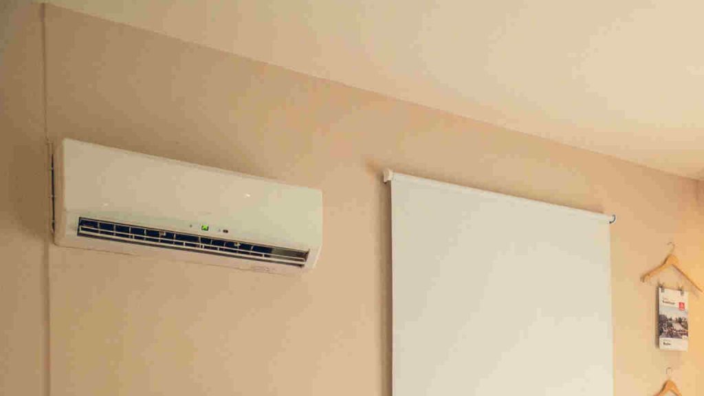 Quest’estate non accendo i condizionatori, uso il trucco degli egiziani: con un euro mi rinfresco e sto a maniche lunghe anche ad agosto