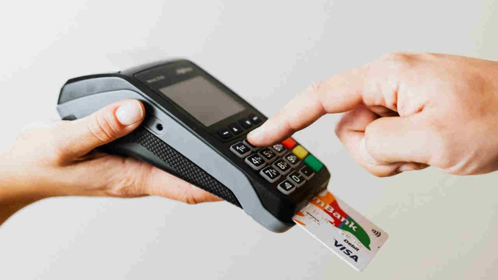 Vietato pagare con il bancomat, correte subito a prelevare: se non avete contanti non vi pagate manco il caffè