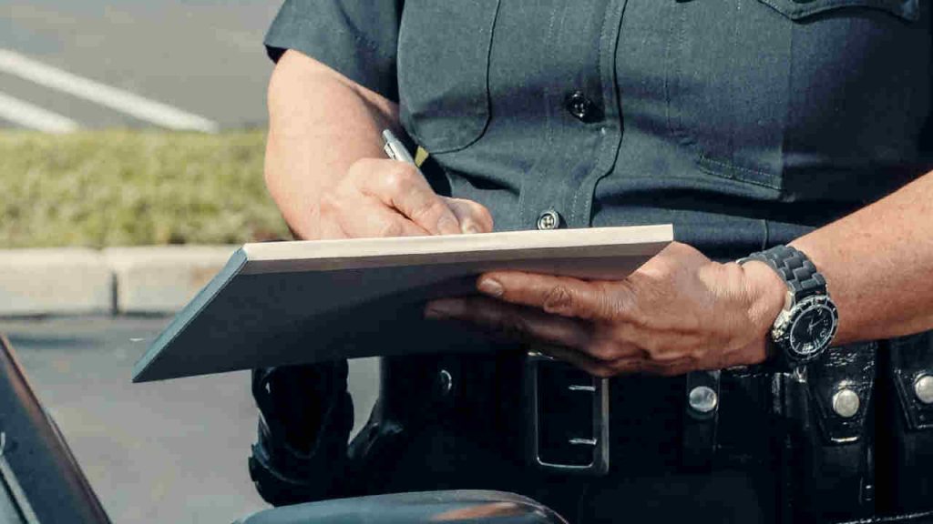 Ultim’ora Codice della strada: “Patente revocata all’istante a chi circola in auto” | Ve la dovete fare tutti a piedi