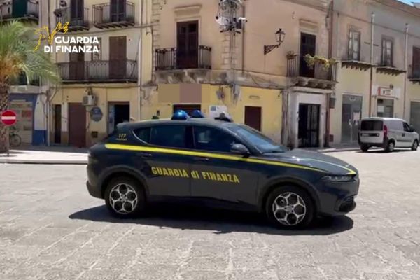 Palermo, imprenditore ai domiciliari: sfruttava decine di dipendenti nei suoi 11 negozi