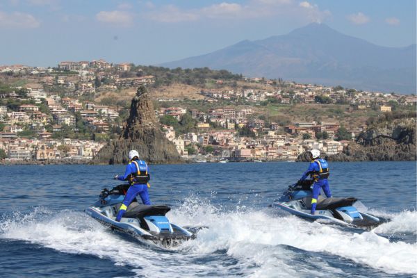 Motoscafo alla deriva a Ognina, la Polizia evita l’impatto: multe per 5.000 €