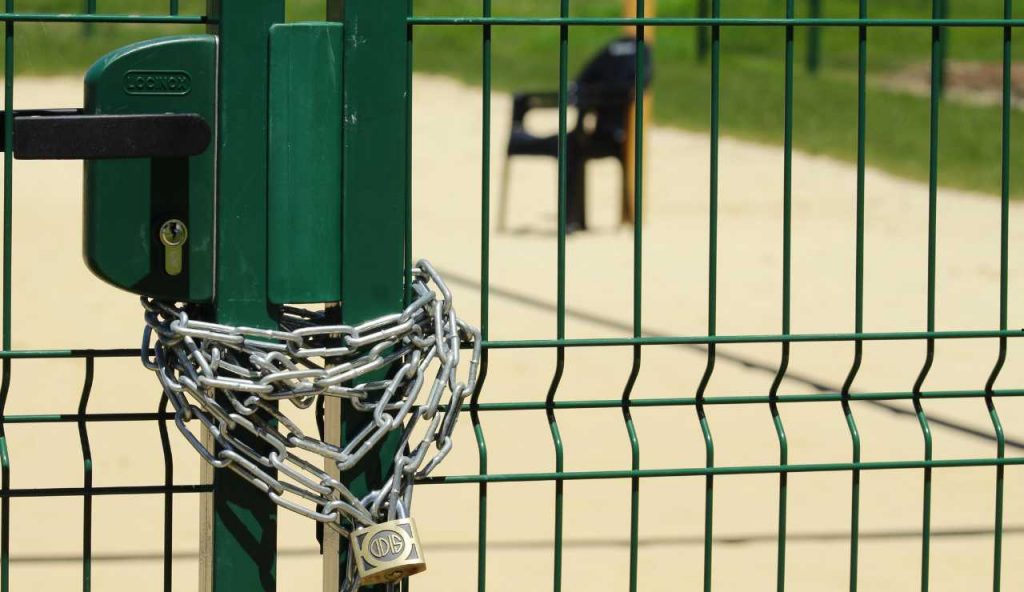 Ministero dell’Istruzione, “In Sicilia scuole chiuse con i lucchetti”: i vostri figli non li vogliamo, istruiteli a casa