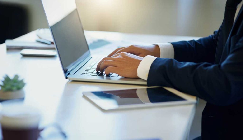 Nessuno vuole 2.000 euro al mese e smart working: eppure è il lavoro più antico del mondo | Cercano disperatamente