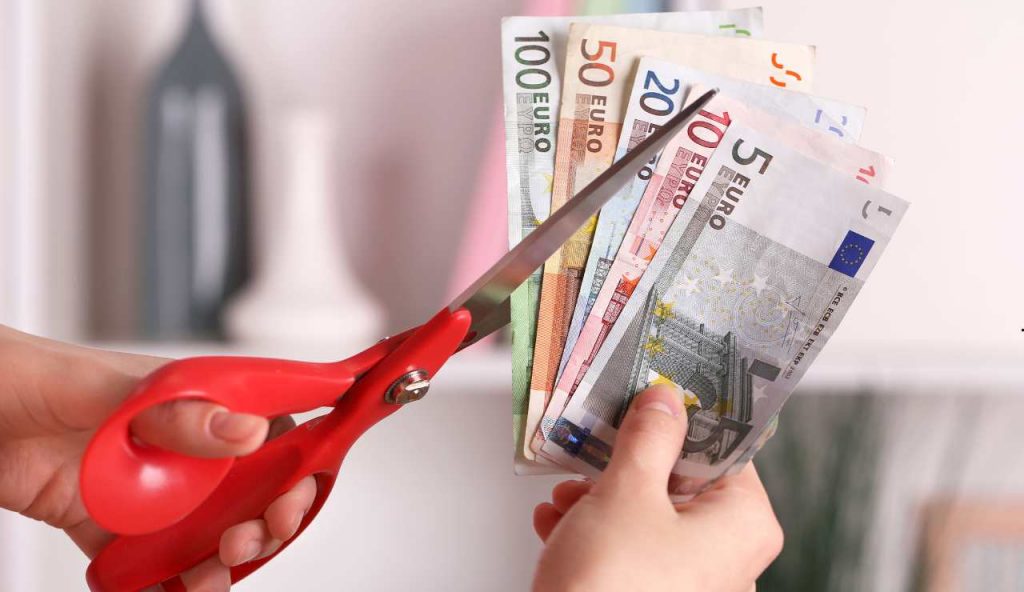 Lavoro, “Stipendi ridotti per tutti”: il vostro datore li può ridurre di quanto vuole | Passato il decreto assurdo