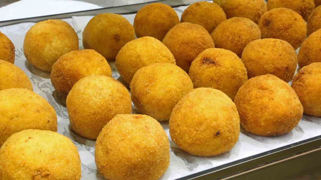 Gli arancini migliori li mangiate solo qui, arrivate in questo paesino siciliano e restate di sasso: sono belli da vedere e ottimi da mangiare
