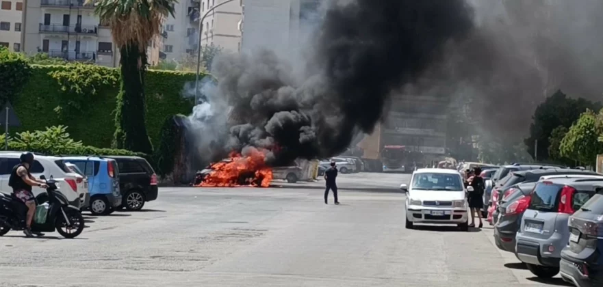 Palermo, auto si incendia ed esplode in pieno giorno