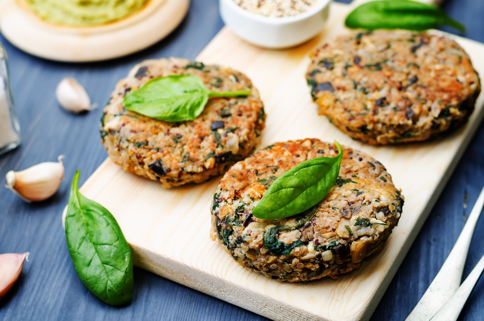 Miniburger vegetale Kioene, aglio granulare IN’s, salsicce e salami: un viaggio di sapori