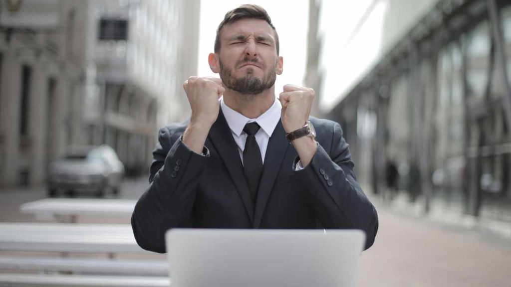 Niente IRPEF, né Bollo Auto né Canone Rai e stipendi medi di 70mila euro: “A un’ora da Torino c’è il ‘paese dei balocchi’