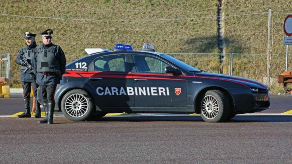 Ultim’ora Codice della Strada, “Favorisca batteria dello smartphone”, lo chiedono a tutti | Multa a chi non ce l’ha