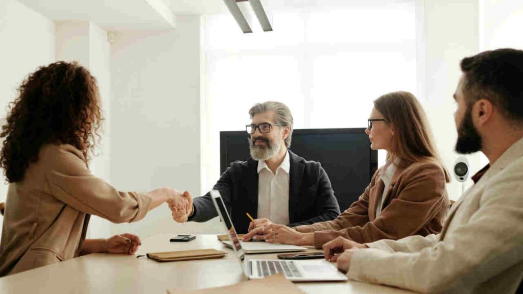 “Lavorate solo 4 giorni a settimana”: altro che sabato e domenica, avete un terzo giorno libero