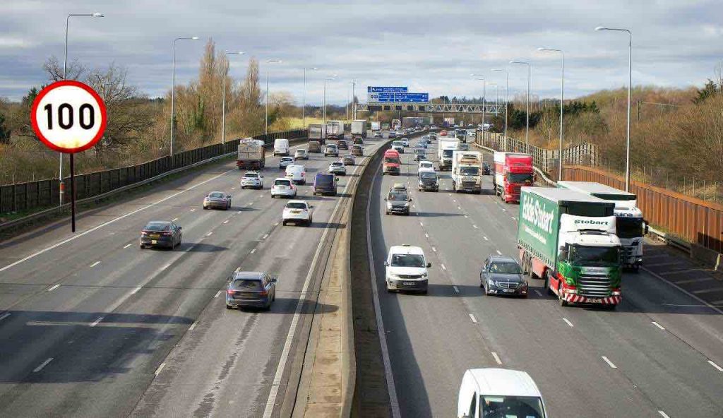Ultim’ora posto di blocco, “Vietato superare a 100 km/h in autostrada” | 660 euro di MULTA più 8 mesi di reclusione per chi lo fa