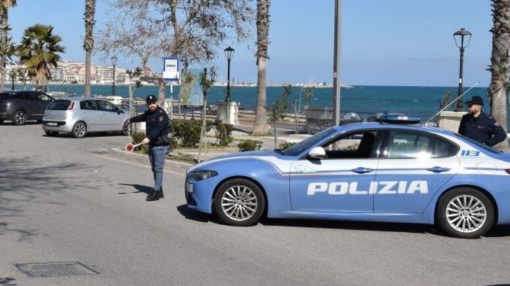 Ultim’ora posto di blocco, “Favorisca APA e MC”: patente ritirata all’istante e 158 euro di multa a chi non ce l’ha