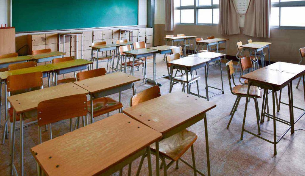 Scuola, “I ragazzi devono restare fino alle 22”: genitori preparatevi a vederli solo dopo cena