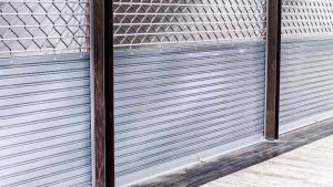 Serrande chiuse - fonte_Freepik - sicilianews24.it