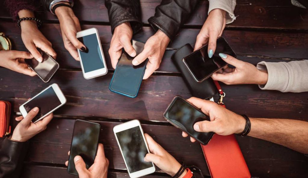 Palermo è la “capitale dello scroll”: 15,9 ore a settimana sui social