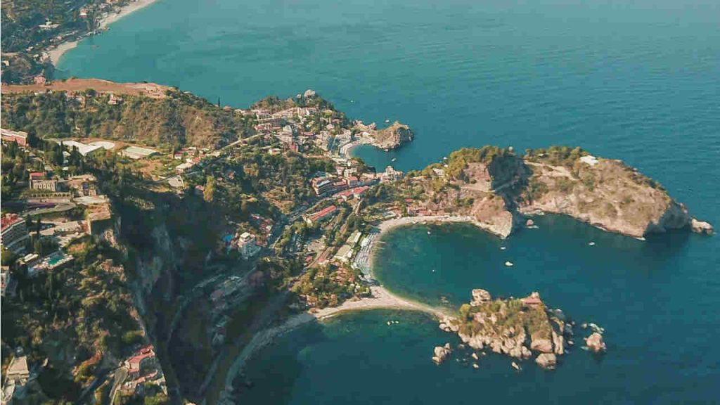 Sicilia, “Addio Palermo, il nuovo capoluogo è Taormina”: ormai è deciso | L’estate siciliana finisce così