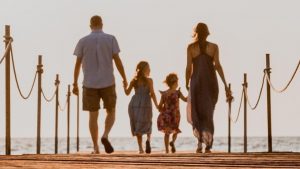 Una famiglia a passeggio - Foto Pixabay - Sicilianews.it