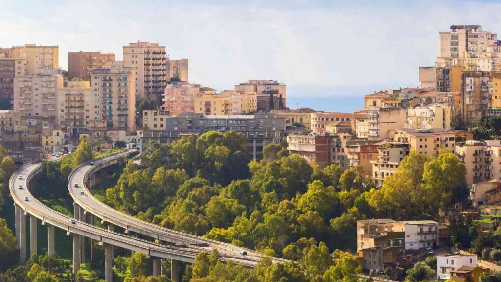 “La città in cui si pagano più tasse in Italia è in Sicilia”, cittadini scappate subito | Vi stanno svenando e non ve ne accorgete