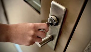 Chiusi in casa - fonte_Canva - sicilianews24.it