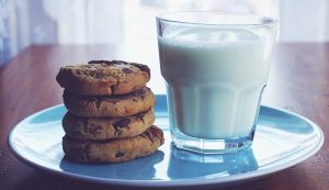 Colazione latte e biscotti - fonte_Canva - sicilianews24.itColazione latte e biscotti - fonte_Canva - sicilianews24.it