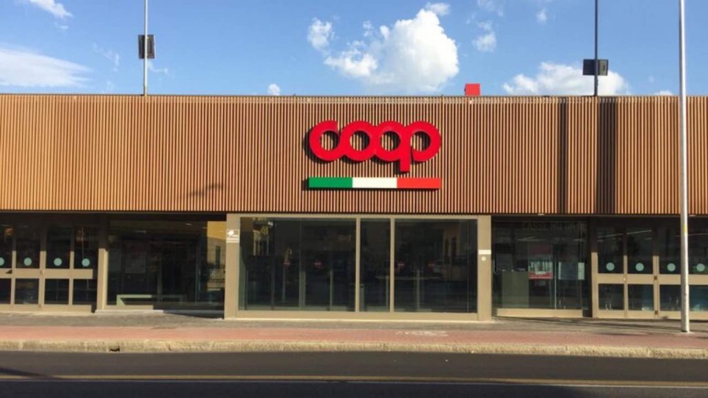 Allerta Coop, apre il pacco di pasta e lo trova dentro: è la più amata dagli italiani ma nessuno immagina la verità