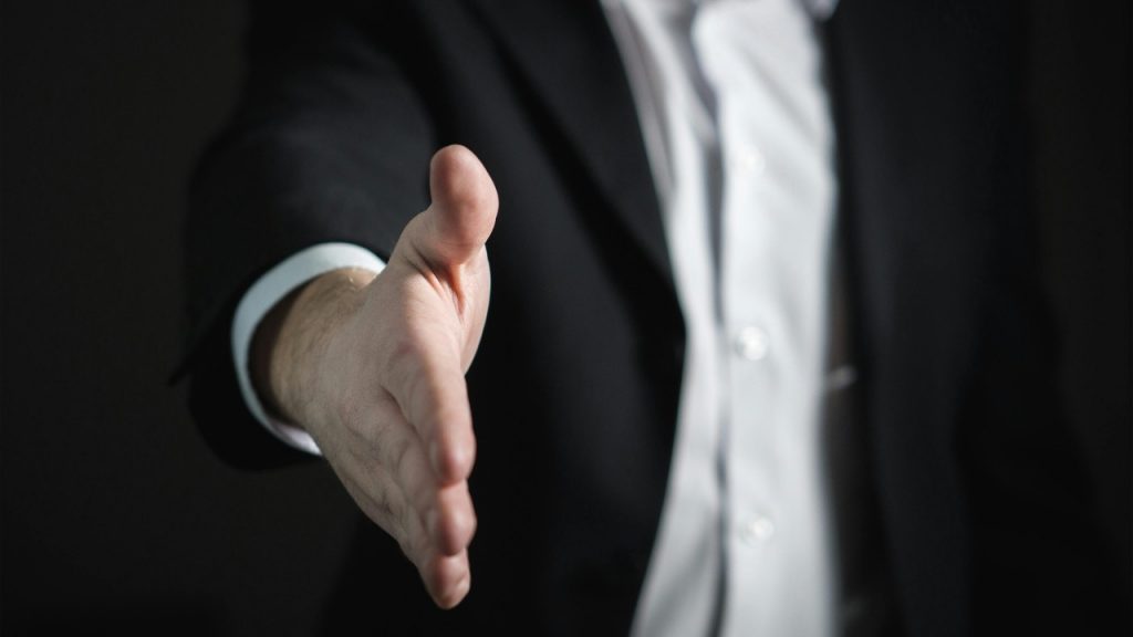 “Siciliani vi diamo 18.000 più viaggi gratis in tutto il mondo”: c’è chi farebbe carte false per questo impiego