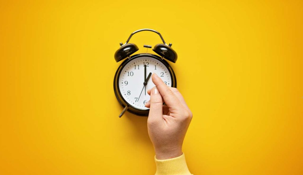 Ora legale, “La lancetta non la sposterete mai più”: approvato il ‘decreto ora universale’ | Italiani pronti a festeggiare