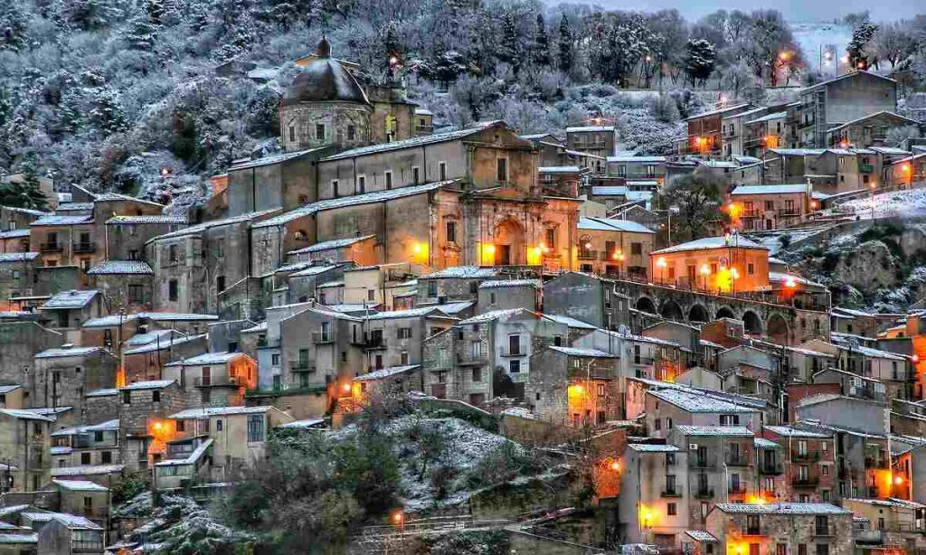 Sicilia, altro che mare: è la montagna la vera perla qui: la località sembra uscita da una fiaba | Arrivano da ogni dove per vederla