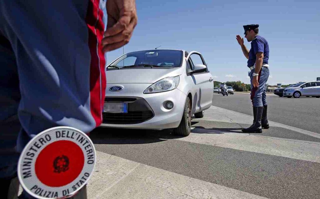Ultim’ora posto di blocco, “Fornisca patente e ricevuta del benzinaio” | Multa salatissima a chi non ce l’ha