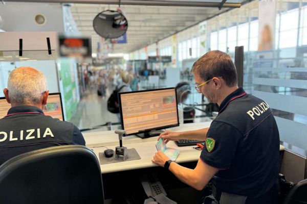 Tenta di imbarcarsi con un passaporto falso, fermata una donna iraniana