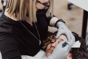 Correzione delle sopracciglia dopo microblading: risultati perfetti e armoniosi per il tuo sguardo.