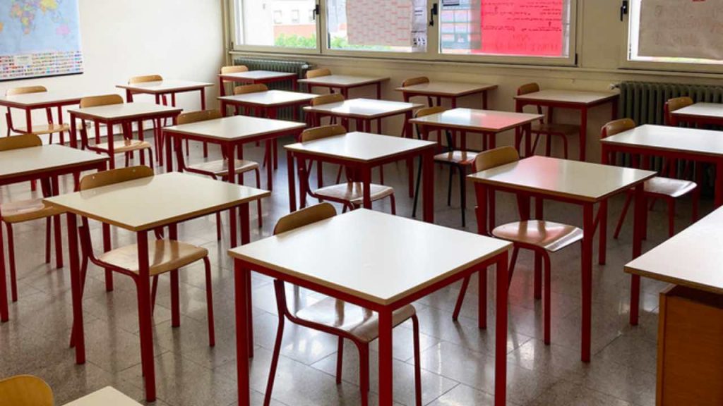 Scuola, “Ma quale settembre, prima del 30 gennaio non apriamo le porte”: slittato l’inizio dell’anno scolastico