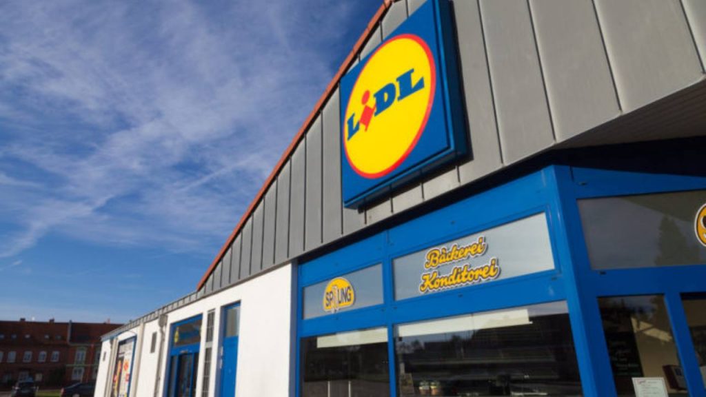 LIDL dice basta, saracinesca abbassata: persone ammassate davanti allo store sperando riapra