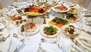 Tavola imbandita - fonte_Canva - Sicilianews24.it