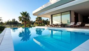 Villa con piscina - fonte_canva - sicilianews24.it