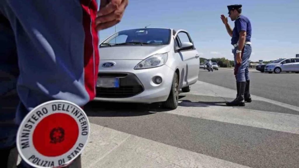 “Guarda la Formula 1?”: al posto di blocco lo stanno chiedendo a tutti | Se sbagliate 5.000 euro di multa più l’arresto