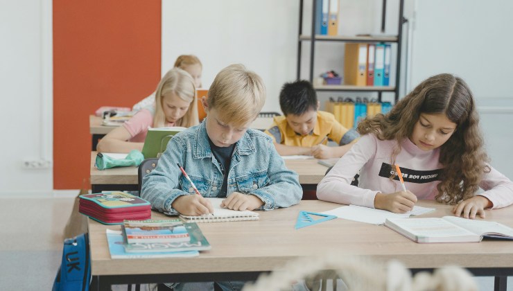 Ultim’ora scuola, “Abolite le vacanze di Natale, i vostri figli li mandate a scuola anche il 25 dicembre” | Passata la circolare rossa