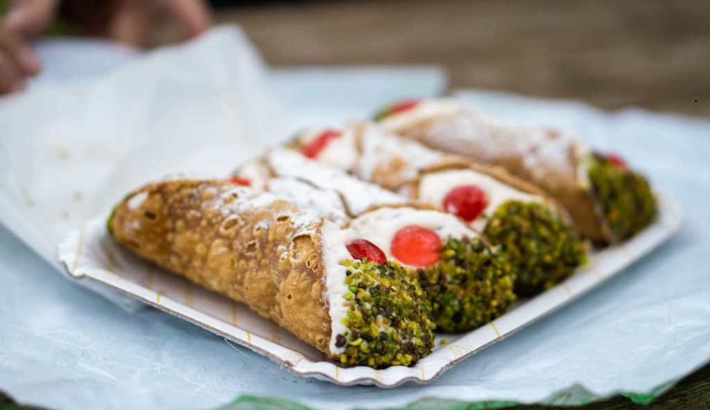 Il cannolo migliore lo mangiate solo qui, arrivate nel minuscolo paesino e parte la magia: code in autostrada per assaggiarlo