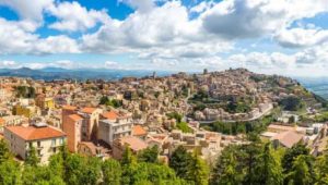 Aggressione in discoteca a Enna: giovane donna colpita da un pugno