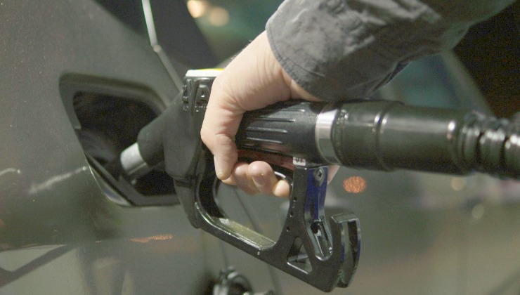 Benzina gratis per tutti, approvato il decreto regionale: andate dove volete e non cacciate un euro
