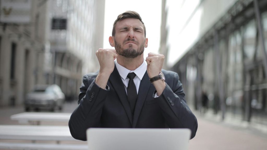 Stipendi, “4.000 euro in più per tutti”: non importa che lavoro facciate | Li intascate e basta