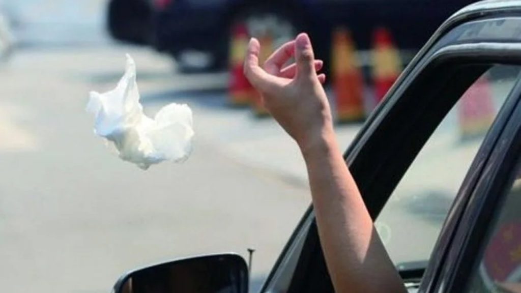 “Agente, ho solo gettato una carta”: 18.000 euro di multa | Non c’è scampo, le carte le portate a casa vostra e le gettate lì