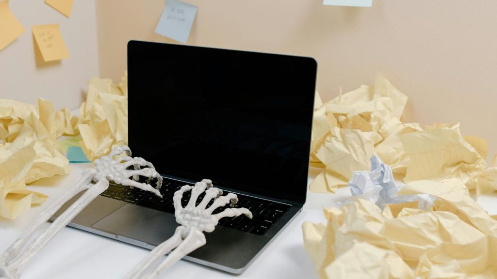 “Vi paghiamo per mandare messaggini”, non dovete più lavorare | E pensare che c’è gente che trascorre ancora ore in ufficio