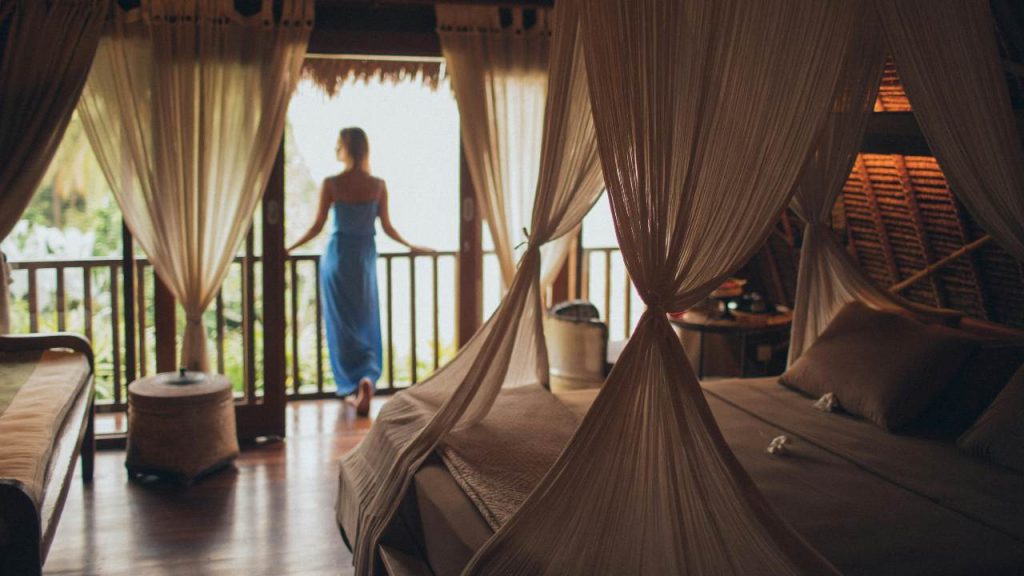 “Vi diamo 300 euro al giorno per viaggiare”: andate solo in hotel extralussuosi | E voi che lavorate ancora per guadagnare